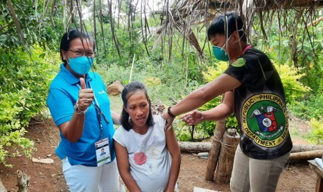Figure 2: “Kindness, facts, and trust to counter fear.” Community health workers provide vaccines in the Philippines [from Sara Clements ]